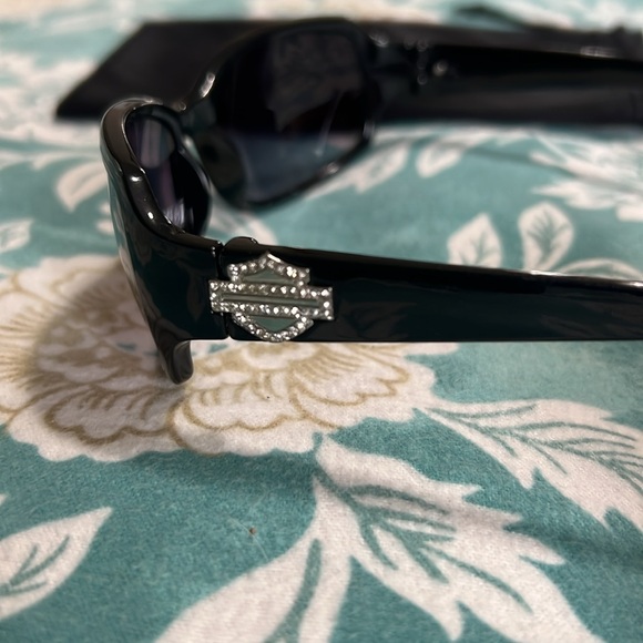 Harley-Davidson Woman’s Sunglasses & Cleaning Pouch - Picture 2 of 5